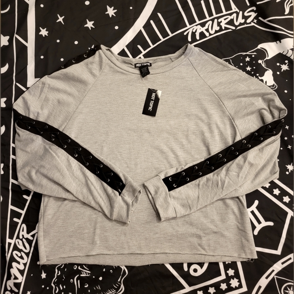 Hot Topic laceup sleeve top